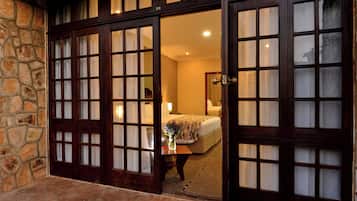 Deluxe Twin Room | In-room safe, laptop workspace, iron/ironing board, free WiFi