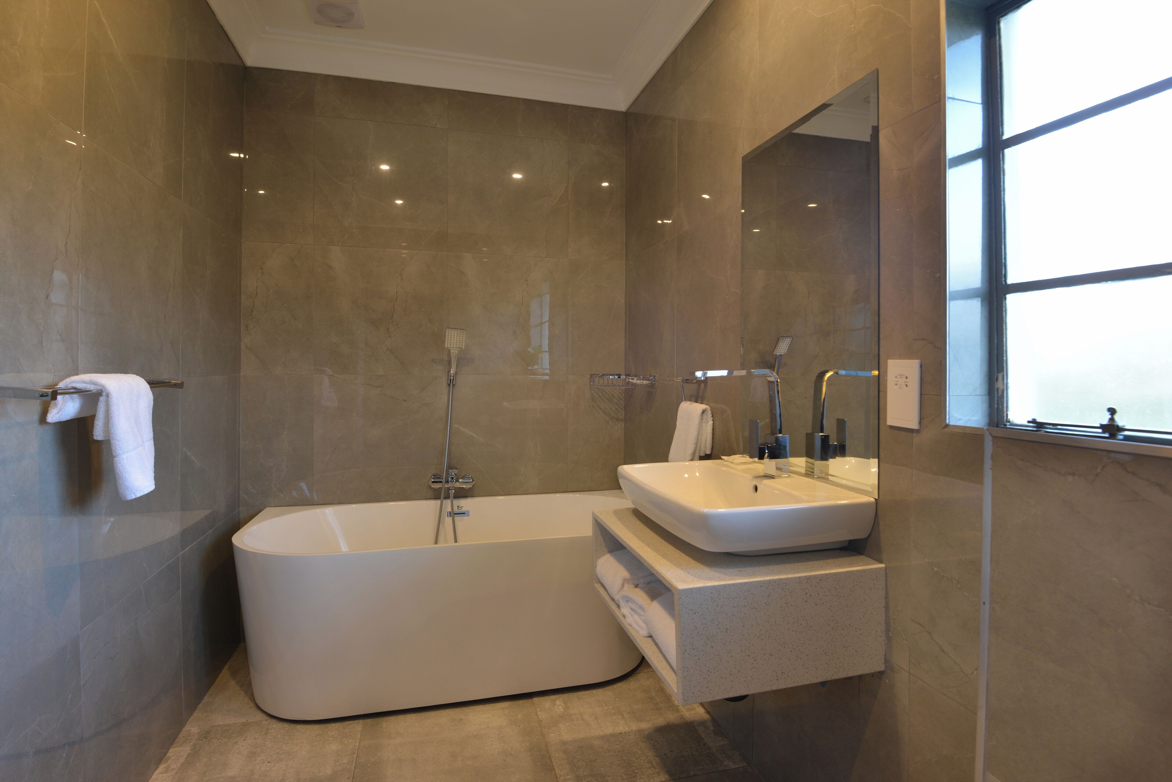 standard double room | bathroom | combined shower/bathtub, deep-soaking bathtub, free toiletries