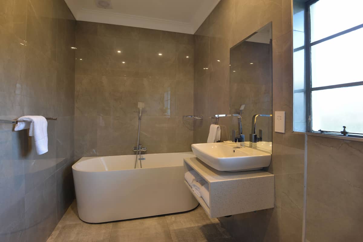 standard double room | bathroom | combined shower/bathtub, deep-soaking bathtub, free toiletries