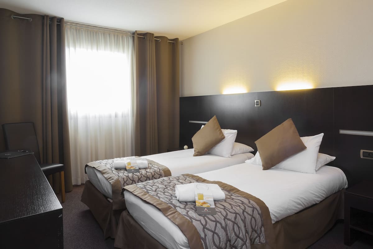 Classic Twin Room, 2 Single Beds | 1 bedroom, in-room safe, desk, soundproofing