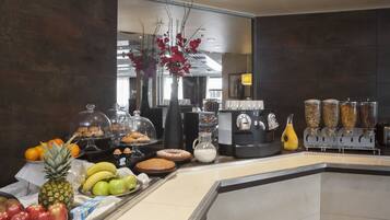 TĂ€gliches groĂes FrĂŒhstĂŒck (18 EUR pro Person)