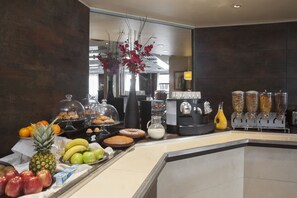 Dagelijks uitgebreid ontbijt (EUR 18 per persoon)