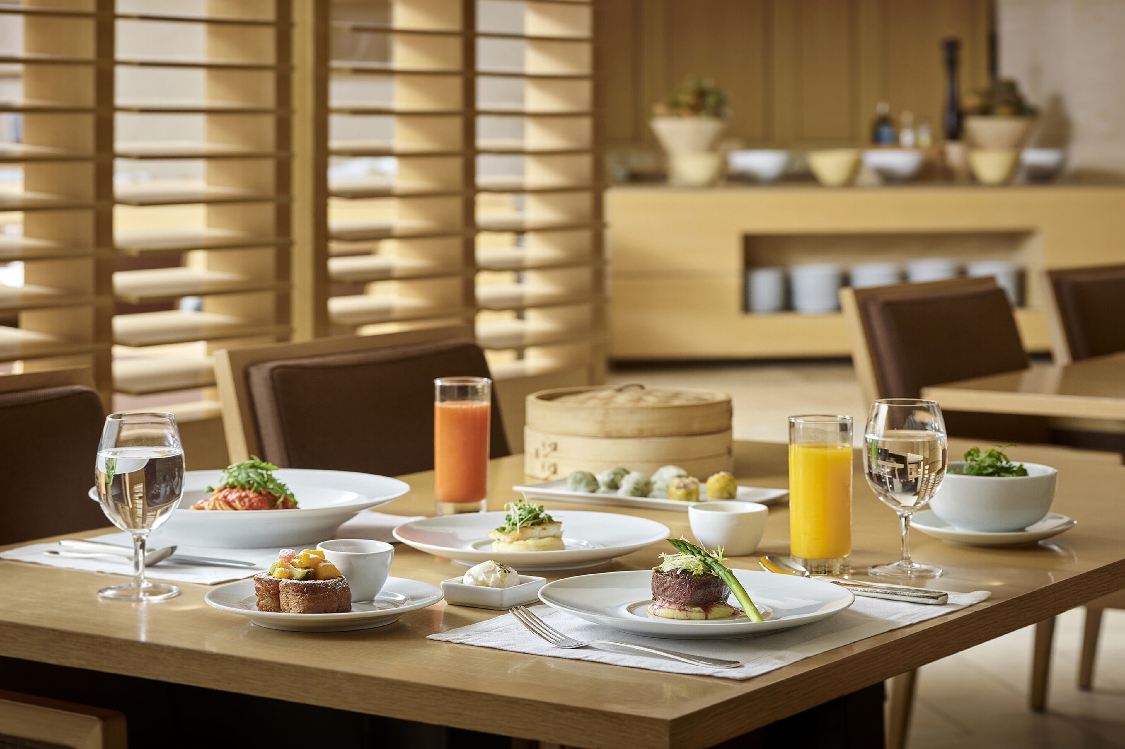 Ropa de cama de alta calidad, cubrecamas y minibar 