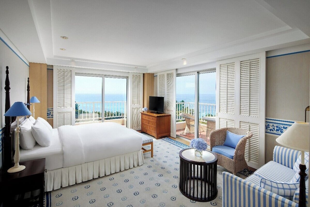 Royal Suite - Breakfast/lunch for 4, welcome treat, express check-in, pickup/drop-off (pre-arranged)