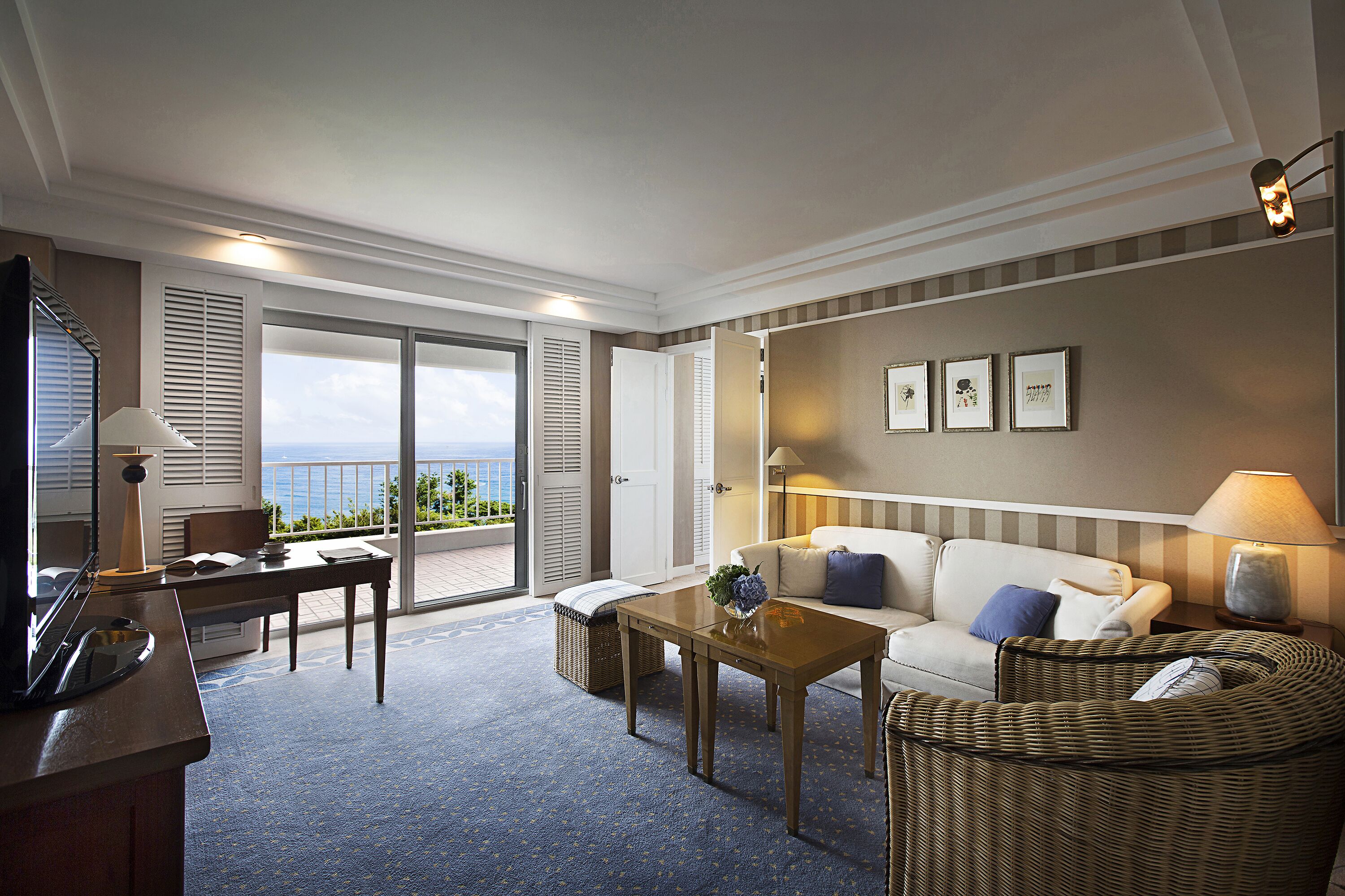 Premier Suite Garden | Living area | Flat-screen TV