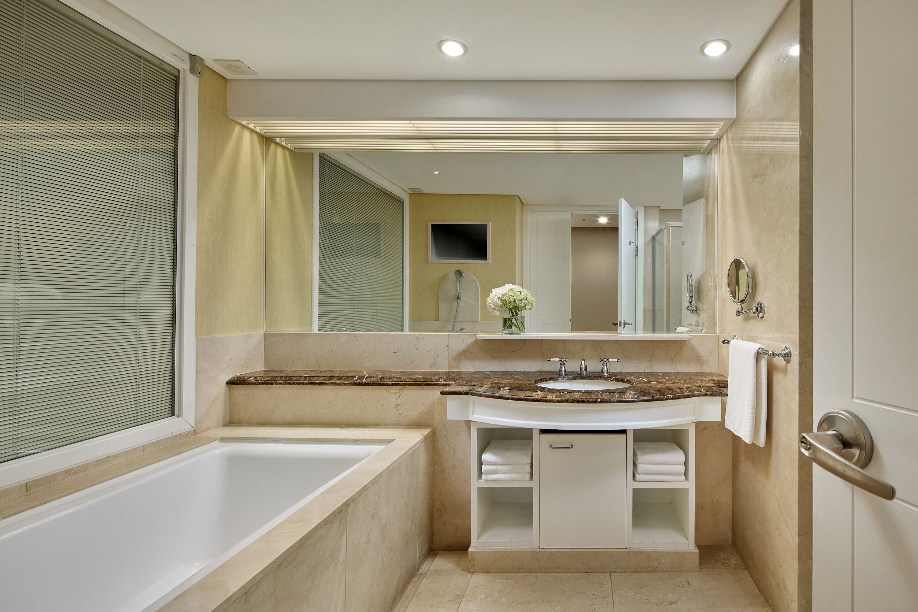 Badewanne und Dusche (separat), Komfortbadewanne