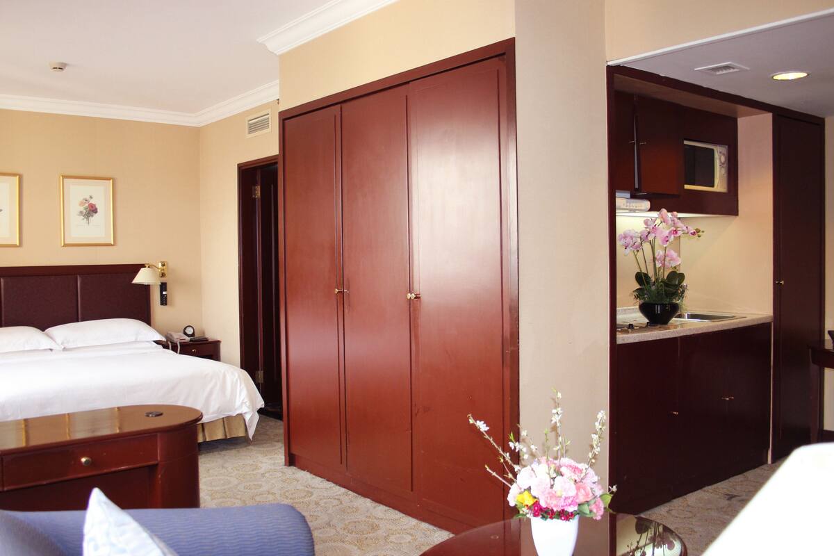 Habitación Deluxe | Edredones de plumas, minibar, caja fuerte y escritorio