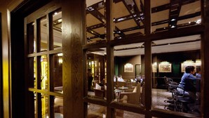 Bar (on property) - Rosedale Hotel & Suites Beijing (Beijing)