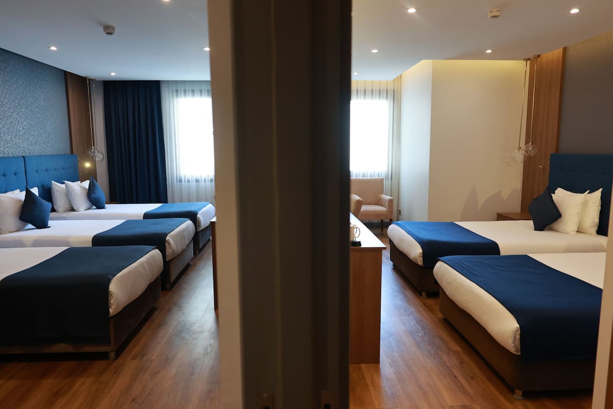 Familiekamer, 2 slaapkamers (Two Connecting) | 1 slaapkamer, lakens van Egyptisch katoen, luxe beddengoed, een minibar