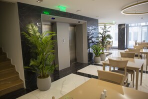 Café da manhã com buffet grátis todos os dias