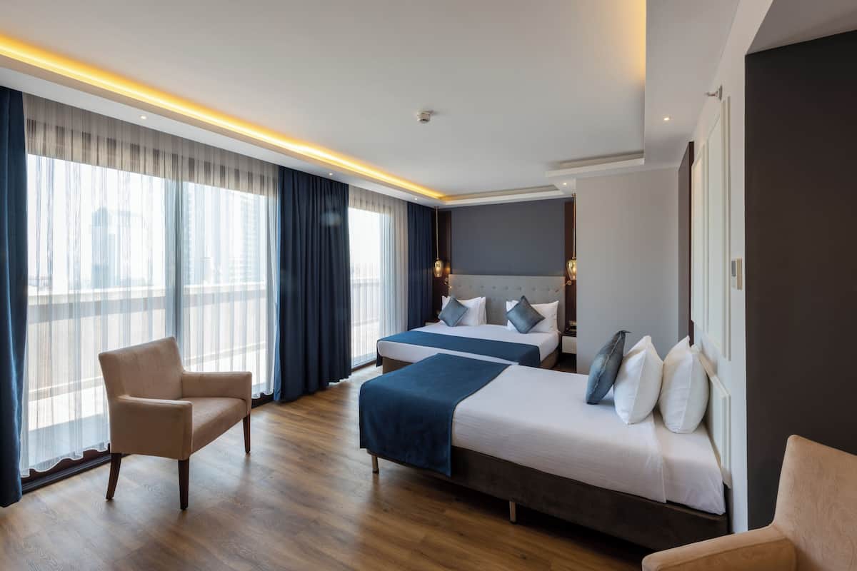 Familie driepersoonskamer, uitzicht op zee | 1 slaapkamer, lakens van Egyptisch katoen, luxe beddengoed, een minibar