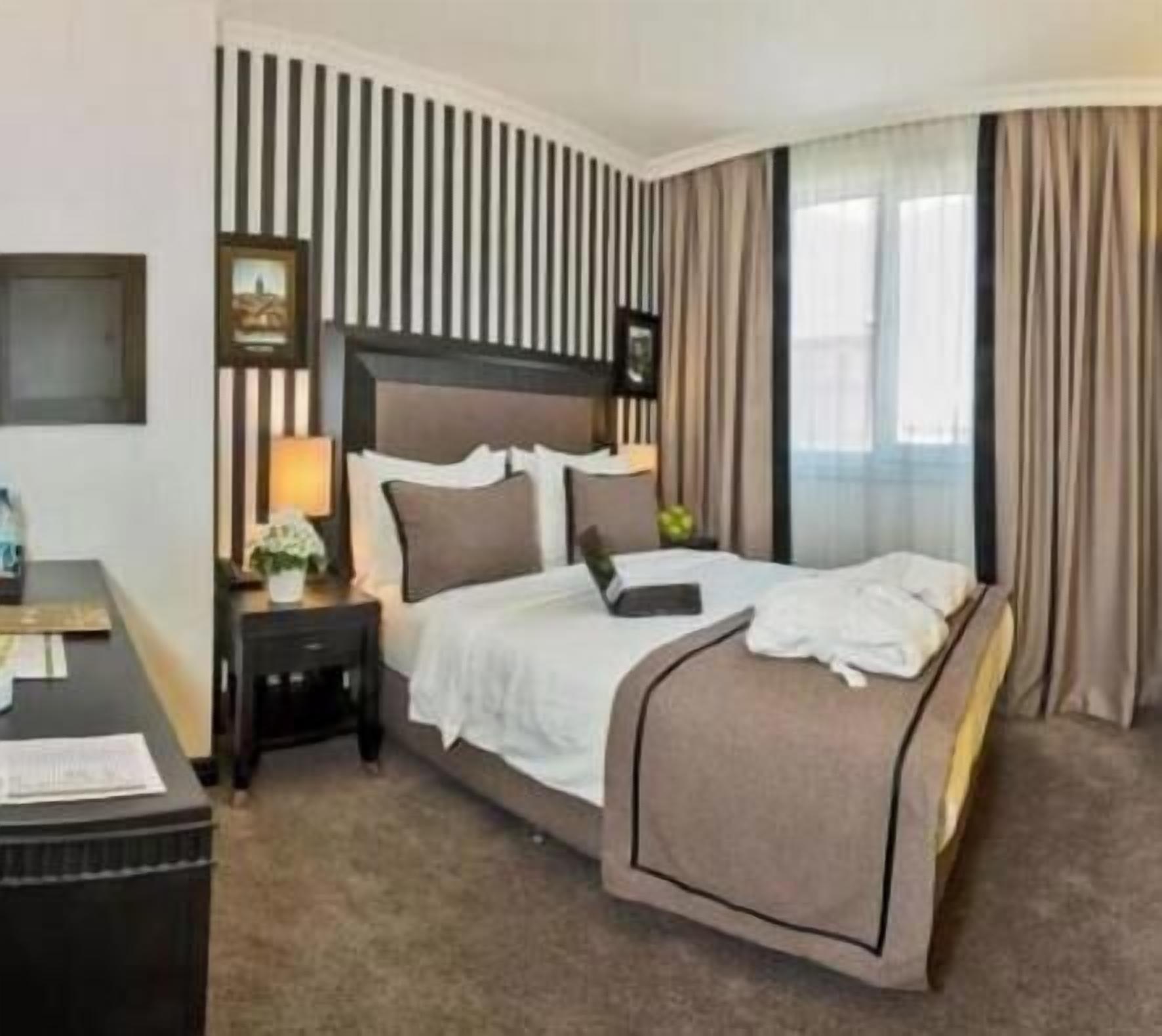 1 yatak odası, kaliteli yatak takımı, minibar, odada kasa 