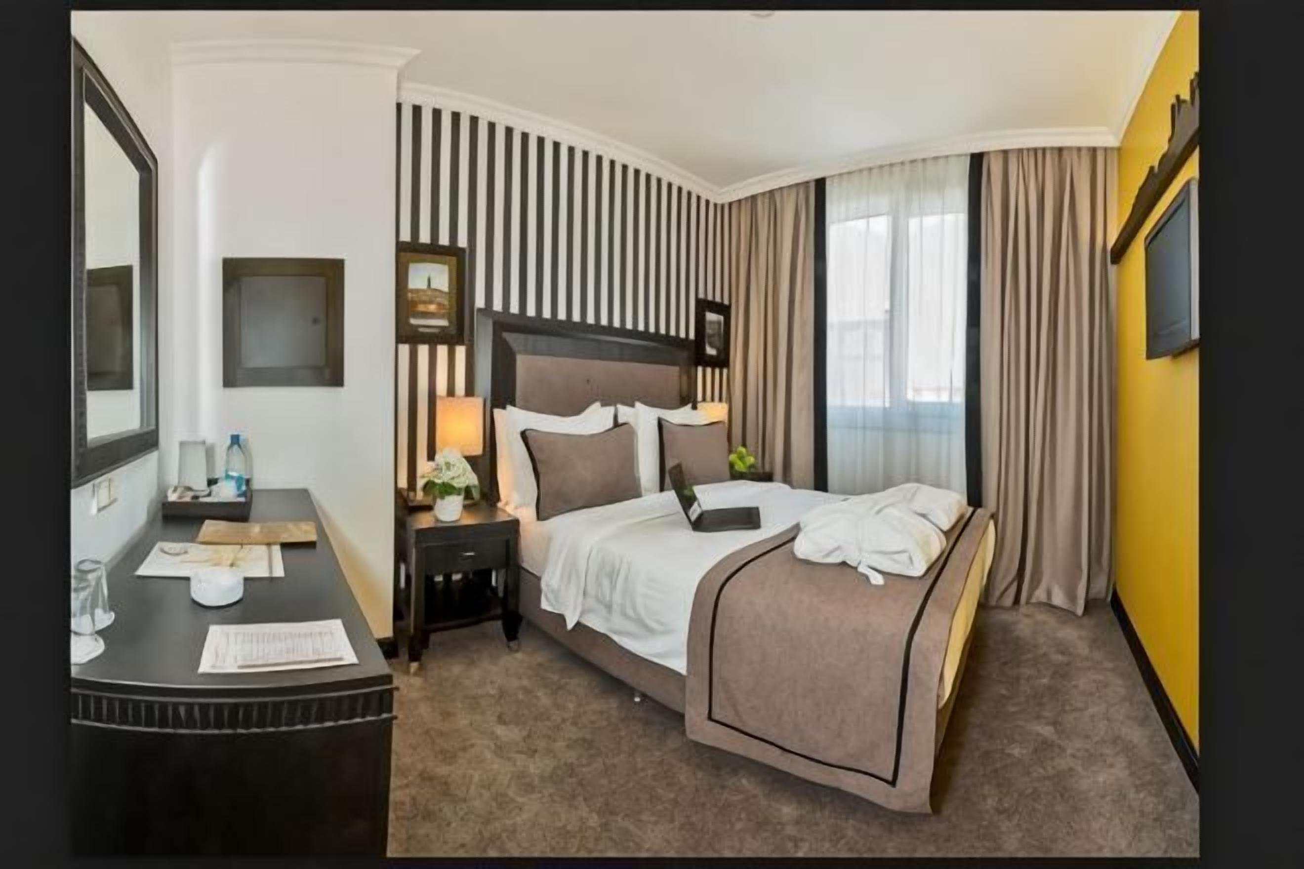 1 yatak odası, kaliteli yatak takımı, minibar, odada kasa 