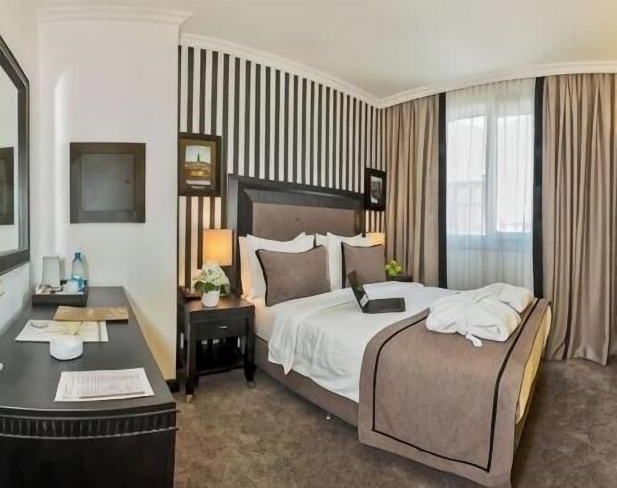 1 yatak odası, kaliteli yatak takımı, minibar, odada kasa 