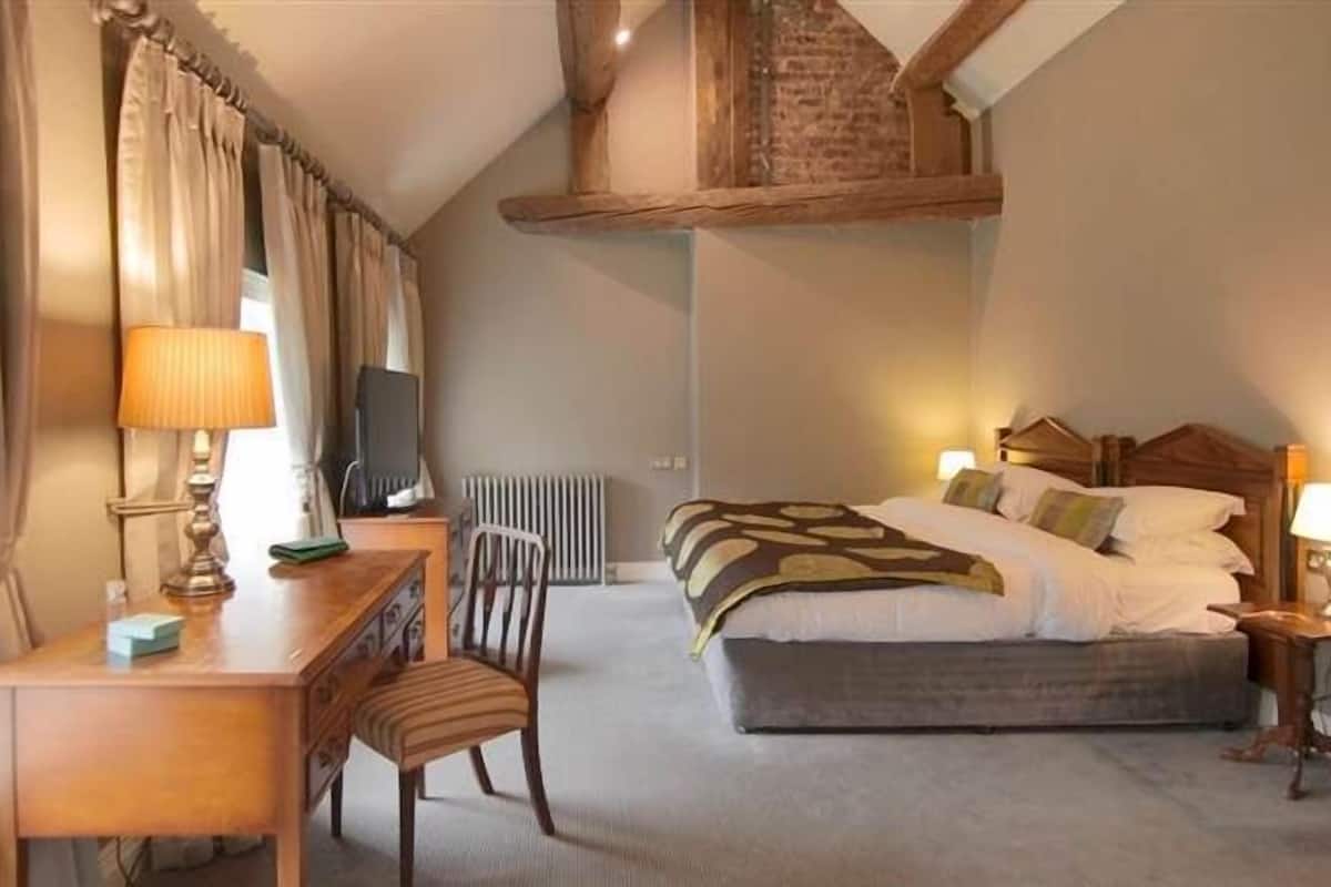 junior suite | 1 bedroom, premium bedding, in-room safe, desk