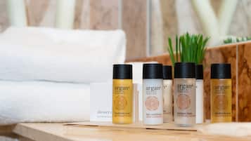 Family Room | Bathroom | Free toiletries, hair dryer, towels