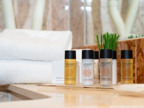 Family Room | Bathroom | Free toiletries, hair dryer, towels