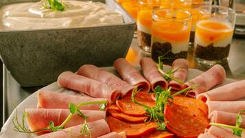 Sarapan lengkap setiap hari (EUR 19.50 per orang)