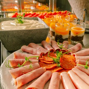 Komplett frokost hver dag (EUR 18 per person)