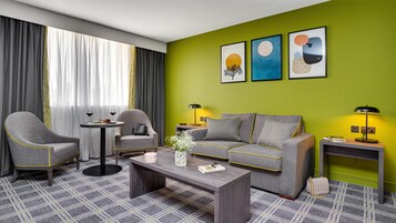 Ropa de cama de alta calidad y caja de seguridad en la habitación 