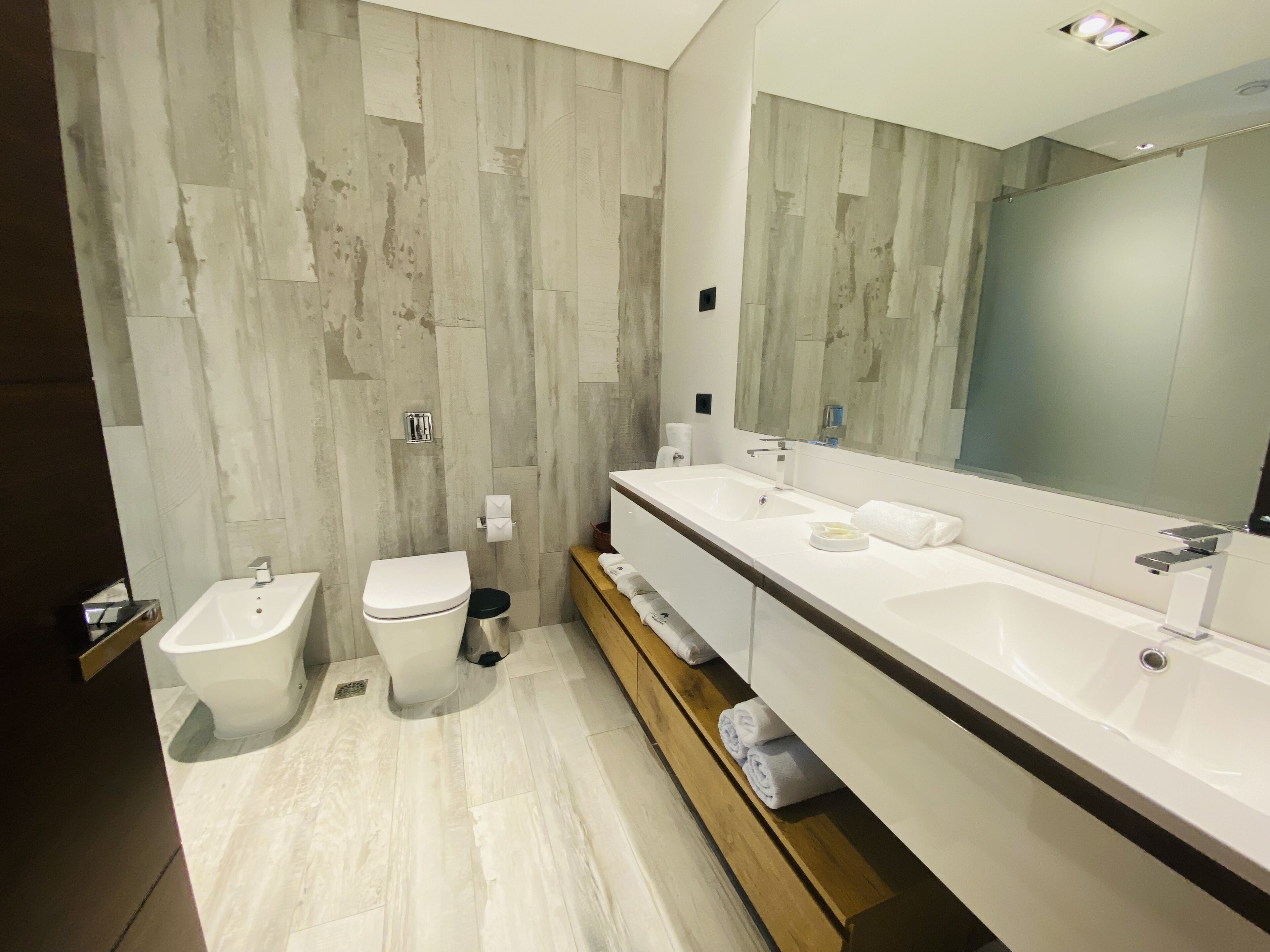 studio suite, hot tub | 1 bedroom, minibar, in-room safe, desk