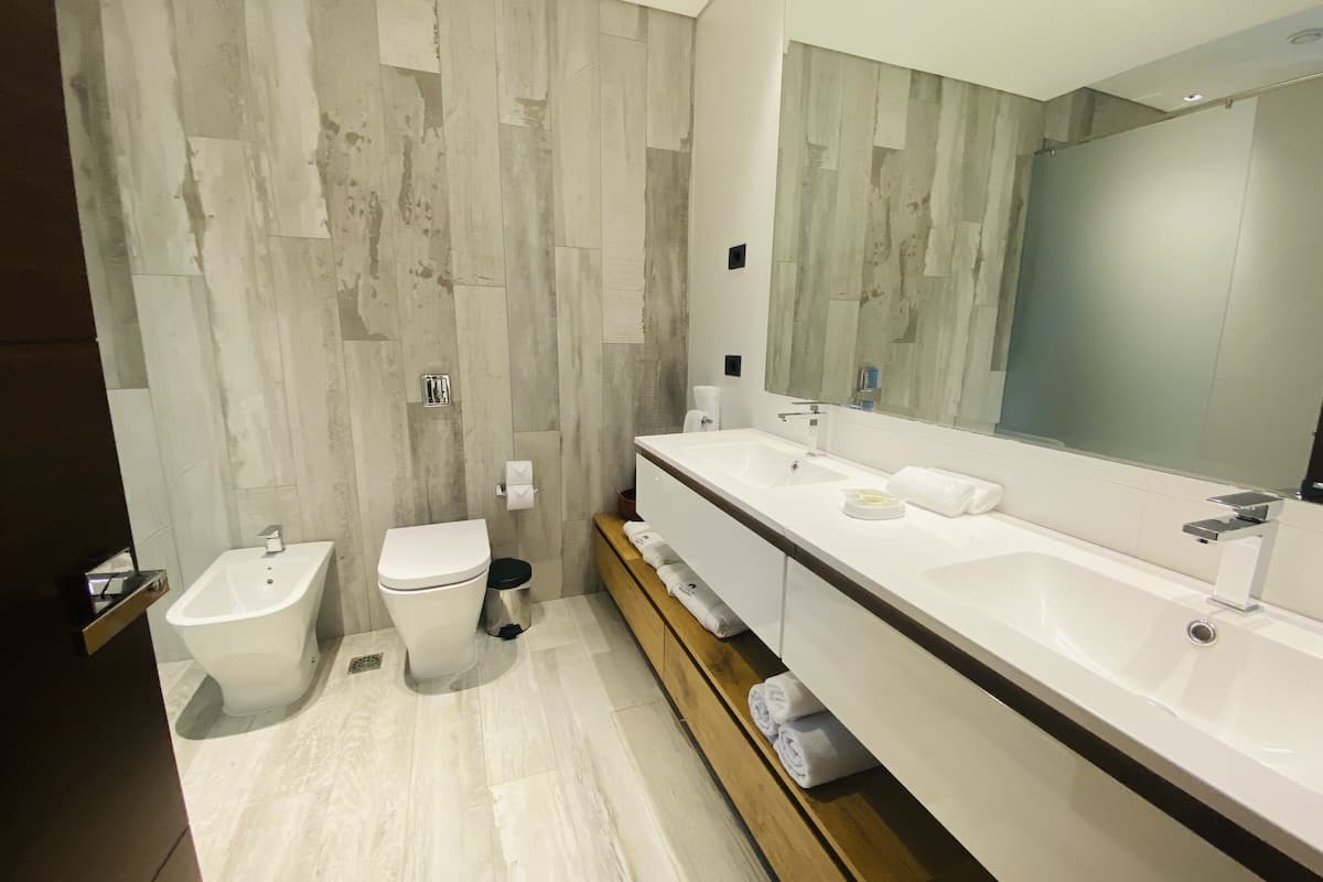 studio suite, hot tub | 1 bedroom, minibar, in-room safe, desk