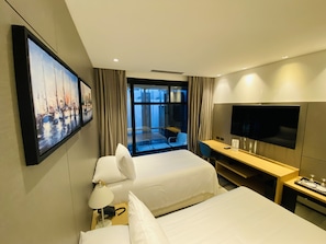 Standard-Doppel- oder -Zweibettzimmer, Balkon | Minibar, Zimmersafe, Schreibtisch, Verdunkelungsvorhänge