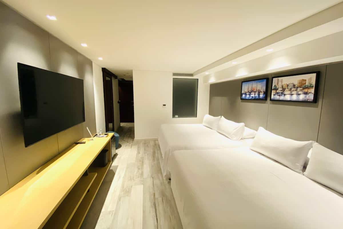 grand studio suite, hot tub | 1 bedroom, minibar, in-room safe, desk