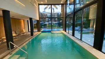 Una piscina techada, una piscina al aire libre