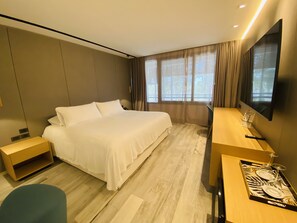 Studiosuite, spabadekar | Minibar, safe på rommet, skrivebord og blendingsgardiner