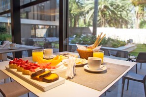 Petit-déjeuner buffet compris