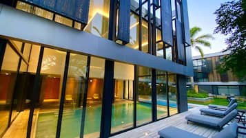 Una piscina techada, una piscina al aire libre