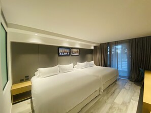Grand Studio Suite, Hot Tub | Minibar, in-room safe, desk, blackout drapes - Hotel La Capilla (Punta del Este)