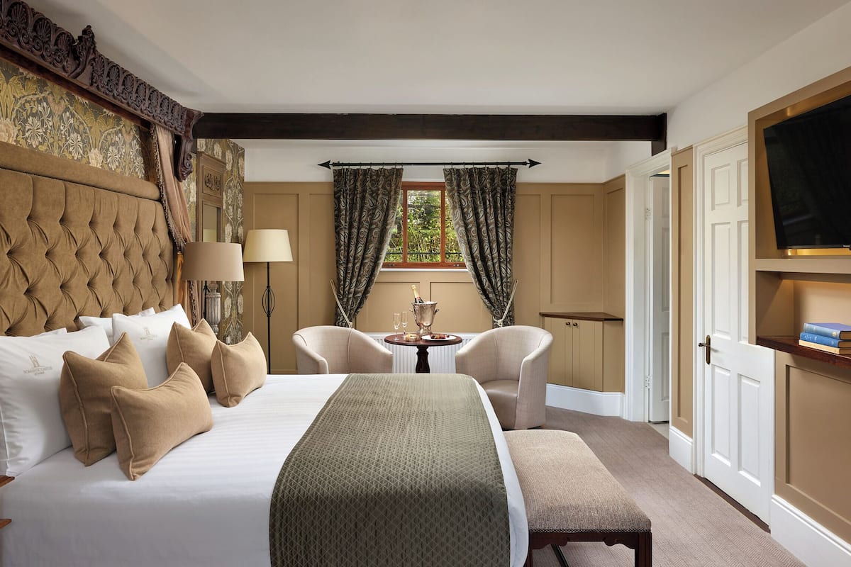 1 bedroom, individually decorated, individually furnished