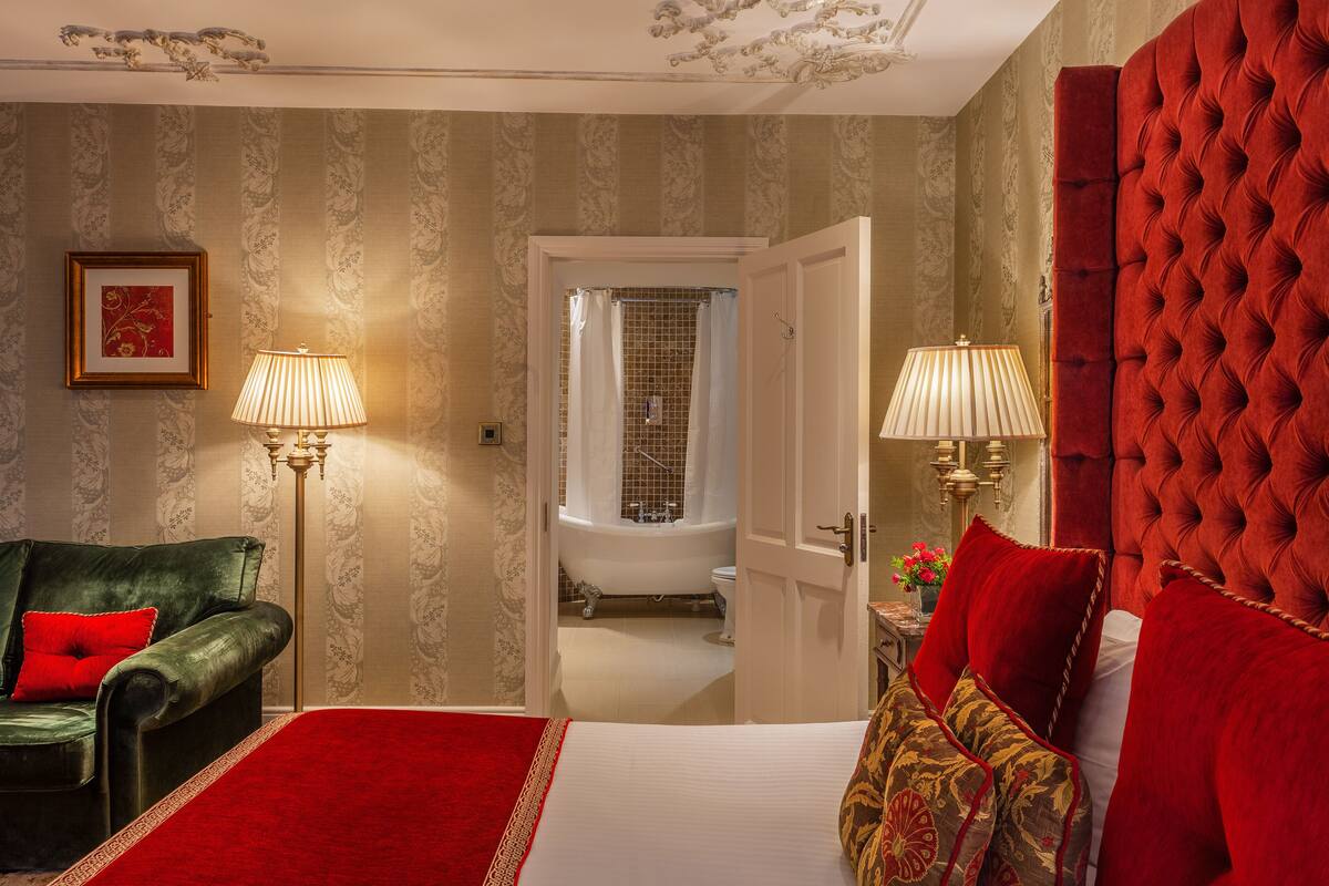 Castle Superior Double Room | 1 間臥室、熨斗/熨衣板、免費無線上網、獨特裝潢