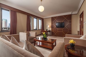 Minibar, coffres-forts dans les chambres, bureau, rideaux occultants