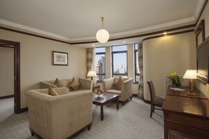 Deluxe Suite, King GDV | Minibar, in-room safe, desk, blackout drapes