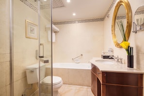 Deluxe King Suite with ViewHDV | Bathroom | Combined shower/tub, free toiletries, hair dryer, bathrobes