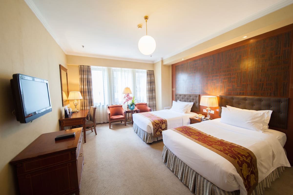 Standard Twin-bed Room | 1 bedroom, minibar, in-room safe, desk
