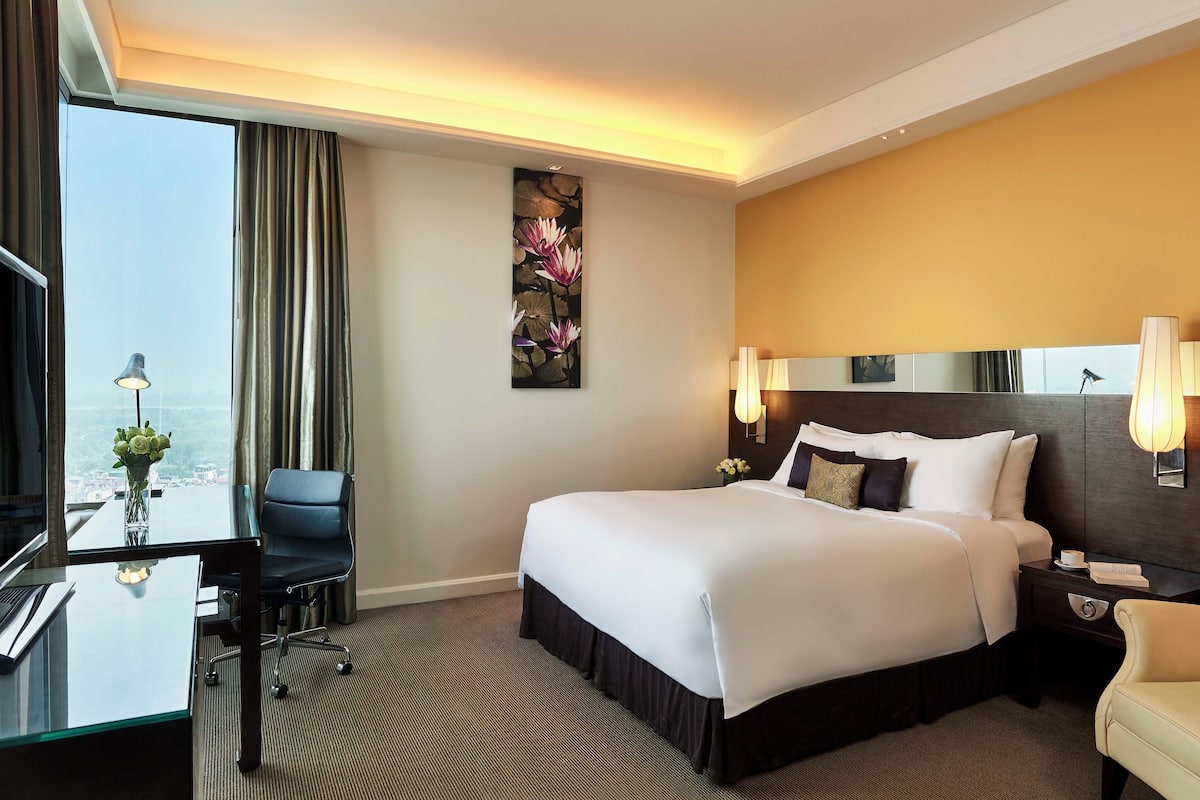 Deluxe King or Twin room | 1 bedroom, down comforters, minibar, in-room safe
