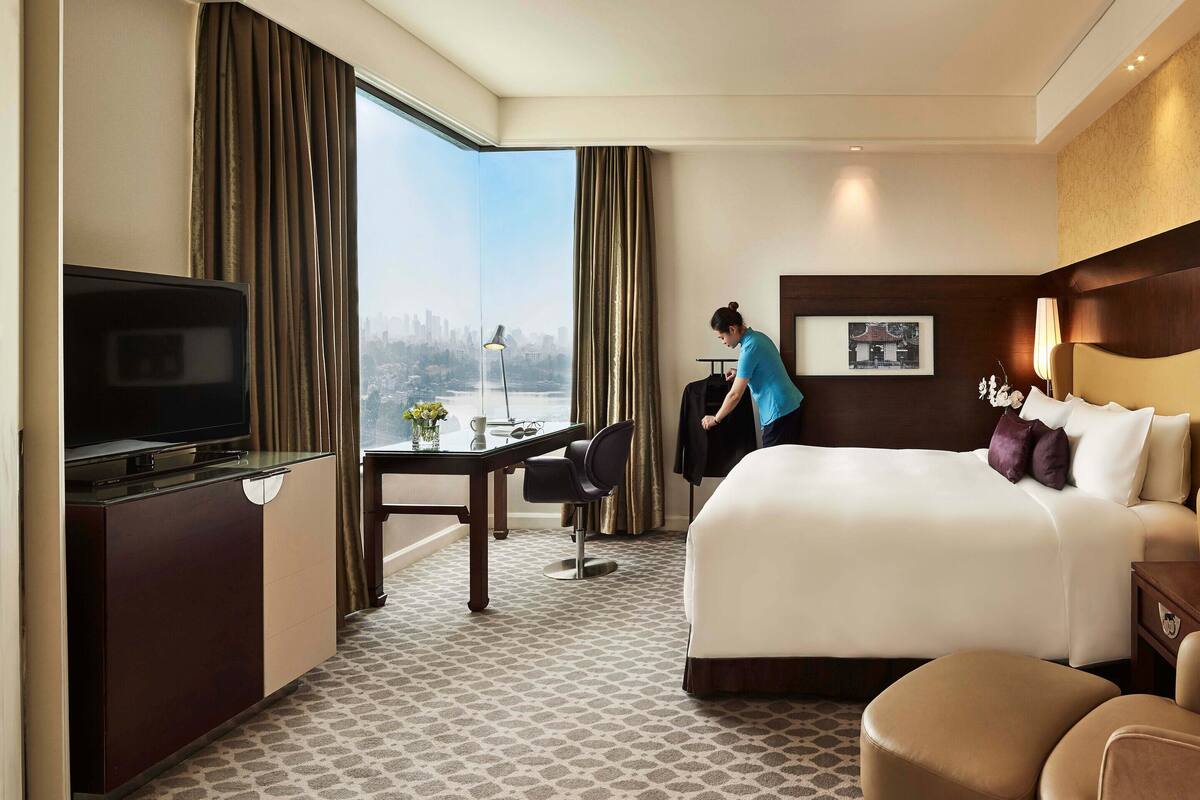 Down comforters, minibar, in-room safe, desk