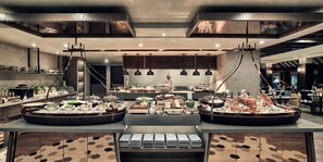 2 restaurants, breakfast, lunch, dinner served; international cuisine - Pan Pacific Hanoi (Hanoi)