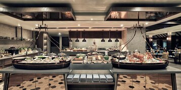 2 nhà hàng, phục vụ bữa sáng, bữa trưa, món ăn mang phong cách quốc tế 