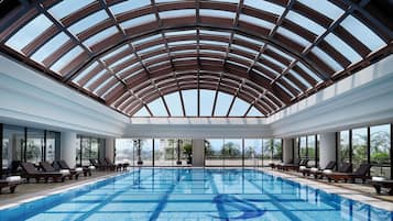 Indoor pool, sun loungers