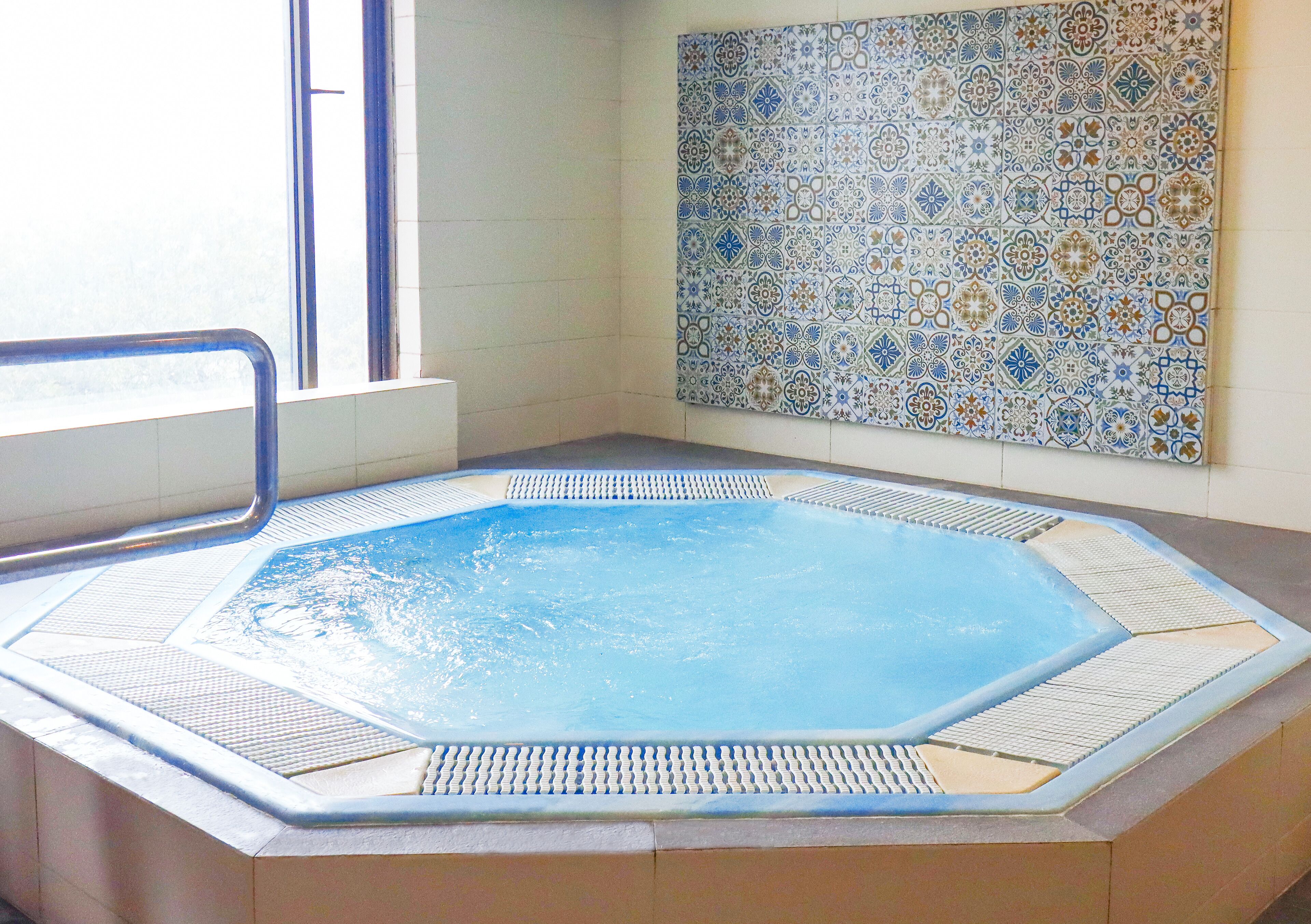 couples treatment room(s), sauna, hot tub, body treatments, body wraps