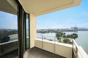 Suite studio Deluxe, 1 très grand lit, balcon, vue sur le lac | Couette en duvet, minibar, coffre-fort, bureau
