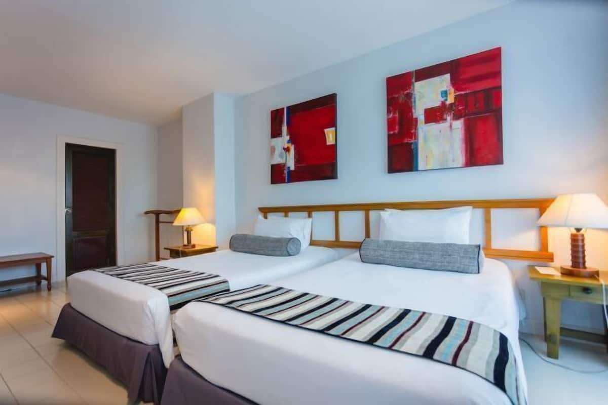 1 chambre, coffre-fort, bureau, fer et planche Ă repasser