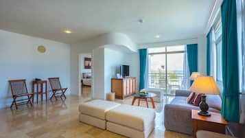 One-Bedroom Suite with Sea View | In-room safe, desk, iron/ironing board, free WiFi