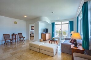 Suite, 1 chambre, vue sur la mer | Coffre-fort, bureau, fer et planche à repasser, accès au Wi-Fi (inclus)