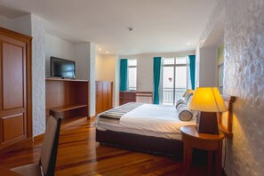 Phòng Suite, 1 phòng ngủ, quang cảnh biển | Két bảo mật tại phòng, bàn, bàn ủi/dụng cụ ủi quần áo 